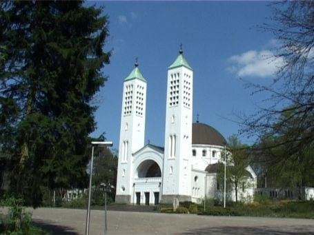 Groesbeek NL : Heilig-Landstichting, die Cenakel Kirche ist in dieser Architektur einzigartig in den Niederlanden